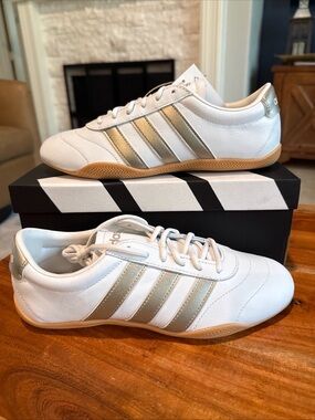 Adidas Women’s White Sneakers with Gold Stripes JQ9685 Size 7.5 US NIB